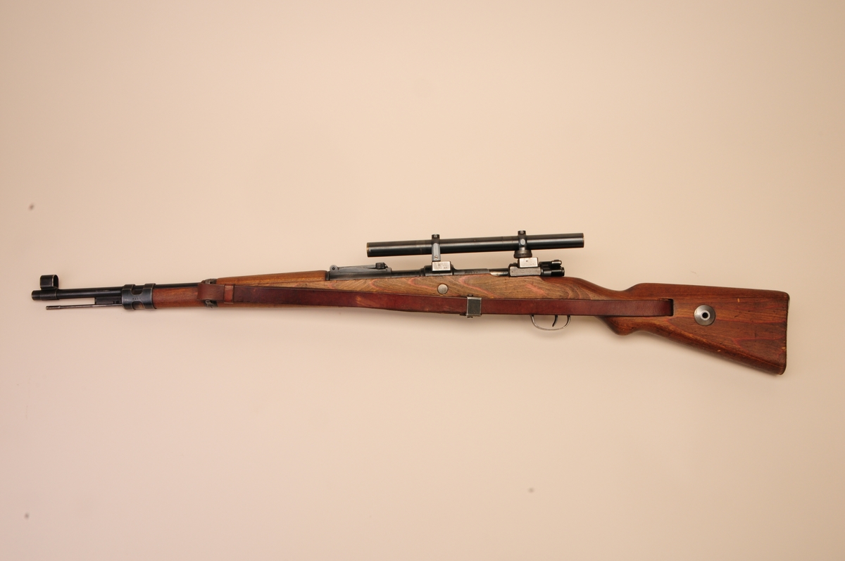 Tysk Mauser K98k påmontert noskinnkjøpt Viogtländerkikkert. Kikkerten er en av de 1000 som ble kjøpt inn til de 1000 kikkertsiktegeværene som ble laget av Krag-Jørgensengeværet.