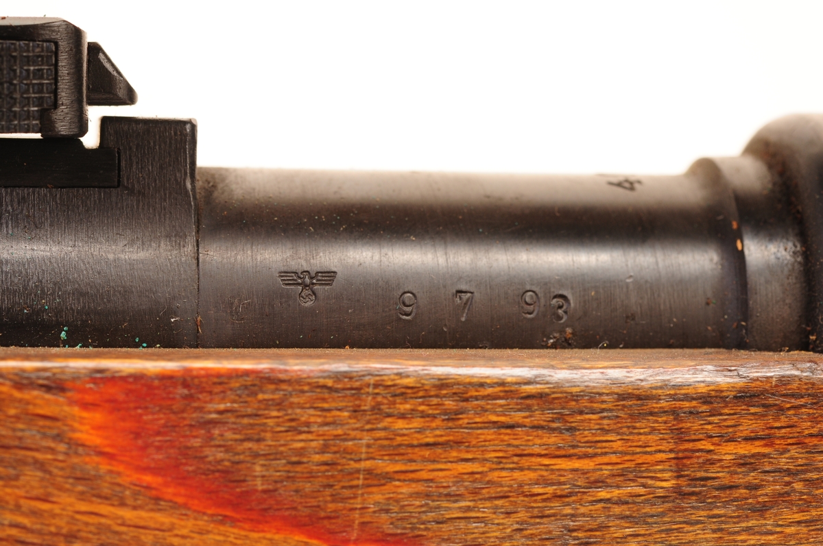 Tysk Mauser K98k påmontert noskinnkjøpt Viogtländerkikkert. Kikkerten er en av de 1000 som ble kjøpt inn til de 1000 kikkertsiktegeværene som ble laget av Krag-Jørgensengeværet.