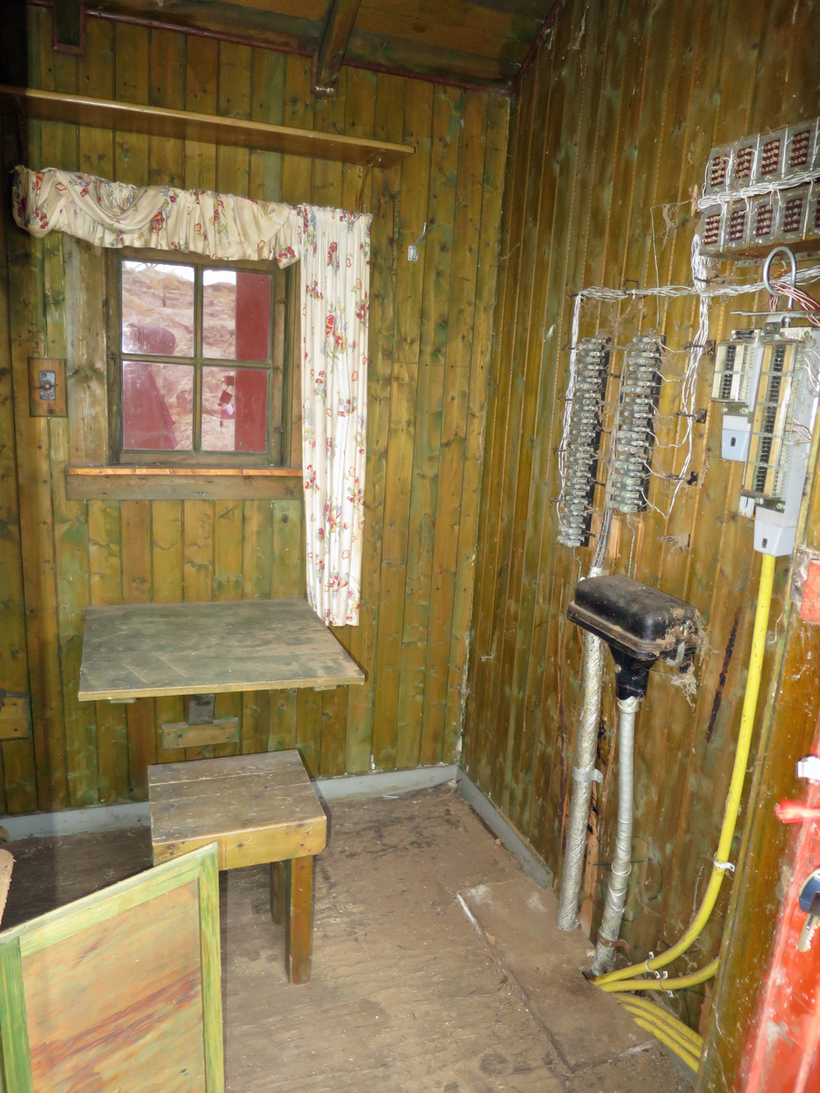 Jeløy sjøkabelhus ved Tronvik: Huset ble benyttet til inntak for sjøkablene over Oslofjorden, Jeløya - Horten. Begge kablene er bevart, men huset på Hortensiden er revet. Tronvik sjøkabelhus ligger vakkert til og er påbygd med en liten veranda.