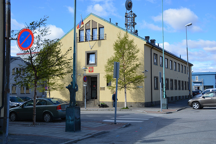 Kirkenes telegrafbygning er et av landets best bevarte kontorbygg fra ettekrigstiden. Bygningen er typisk for gjenreisningen etter krigen og fremstår som et prakteksempel på sin tids moderne arkitektur. Bygningen er  (1997) bortimot identisk med slik den var da den stod ferdig i 1955. Bygningen ligger sentralt i byens sentrum sammen med rådhuset og posthuset. Tilsammen danner de tre et symmetrisk offentlig torv, en løsning som ikke var uvanlig etter krigen, og utgjør et godt synlig samlingspunkt som er lett tilgjengelig for kommunens innbyggere. Også de spesialtegnede flaggstengene utenfor bygget er verneverdige.