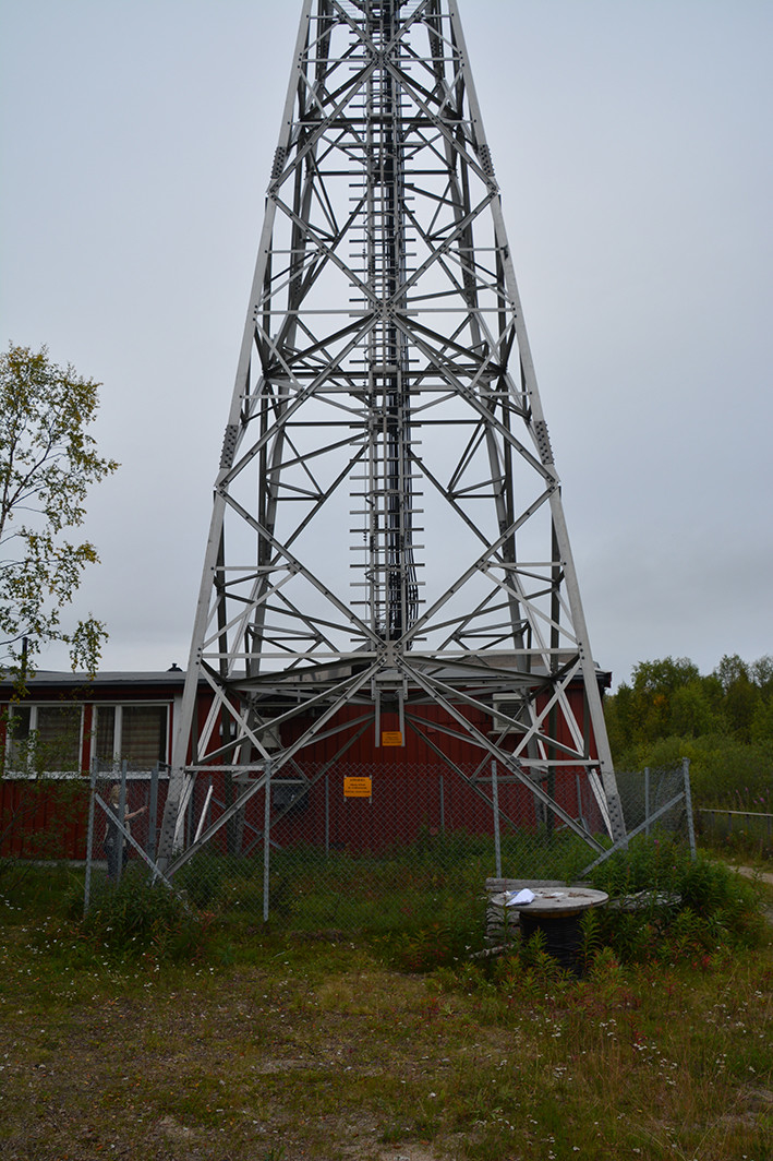 Kautokeino jernmast for radiolinjer. Masta representerer en type "Eiffeltårnmast", det vil si selvbærende uten bardunering, noe som forklarer at den kan stå midt i bebyggelsen i Kautokeino.