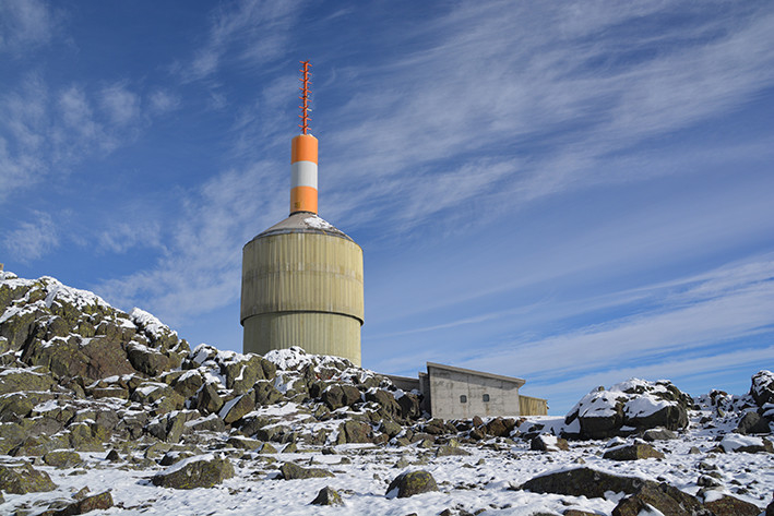 Tronfjell hovedsender i Alvdal, tårn i 5 etasjer samt antenneloft. Høyde medregnet masten på toppen er 49 meter. Pga isingsproblemer ble tårnet rundt 1970 kledd med plastplater. I 1970/71 ble det bygd en oppholdsseksjon og rom for aggregat. Oppholdsseksjonen består av kjøkken, stue to soverom, gang og bad. Det ble bygd tunnel mellom tårnet og den nye seksjonen, som er et flatbygg.