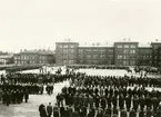 Uppställning med fanor och musikkår vid firandet av Svea livgardes 400- års jubileum 1921.