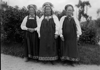Kvinneportrett 
tre kvinner i bunad