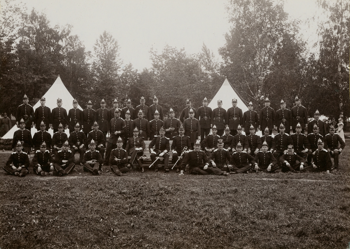 Grupporträtt av officerare och soldater vid Livregementets grenadjärer I 3 omkring 1900.