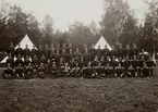 Grupporträtt av officerare och soldater vid Livregementets grenadjärer I 3 omkring 1900.