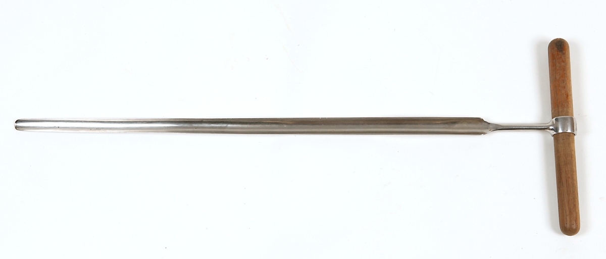 Metallföremål i delar förvarade i textilfodral med skinndetaljer/spännen.

UM43308b sannolikt handtag till UM43308c.