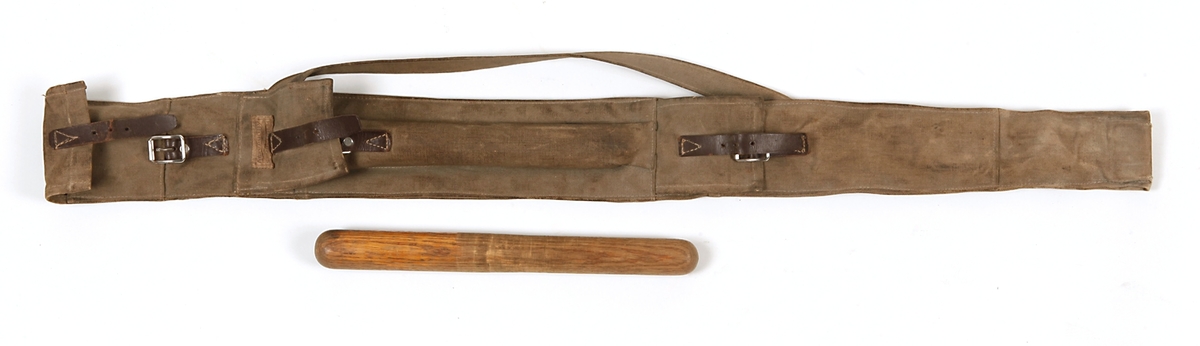 Metallföremål i delar förvarade i textilfodral med skinndetaljer/spännen.

UM43308b sannolikt handtag till UM43308c.