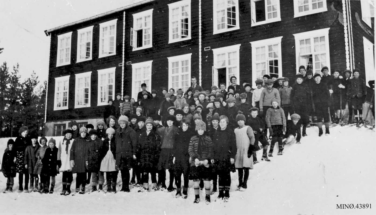 Skoleelever foran skolebygning, Lærere, Kirkekretsen (nye) skole,