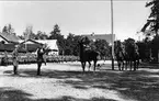 Luftvärnet. Ceremoni, prisutdelning av ryttare inför publik på fästningstorget, omkr år 1945.