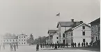 Karlsborg.  Infanterivolontärskolan , senare rekrytskolan för infanteriets officers-och reservofficersaspiranter. Slutet 1800-tal. Till vänster: Befälsbyggnaden Till höger :Östra kasern, Mittenkasern, del av västra kasern. Rums-funktioner:se arkivet.