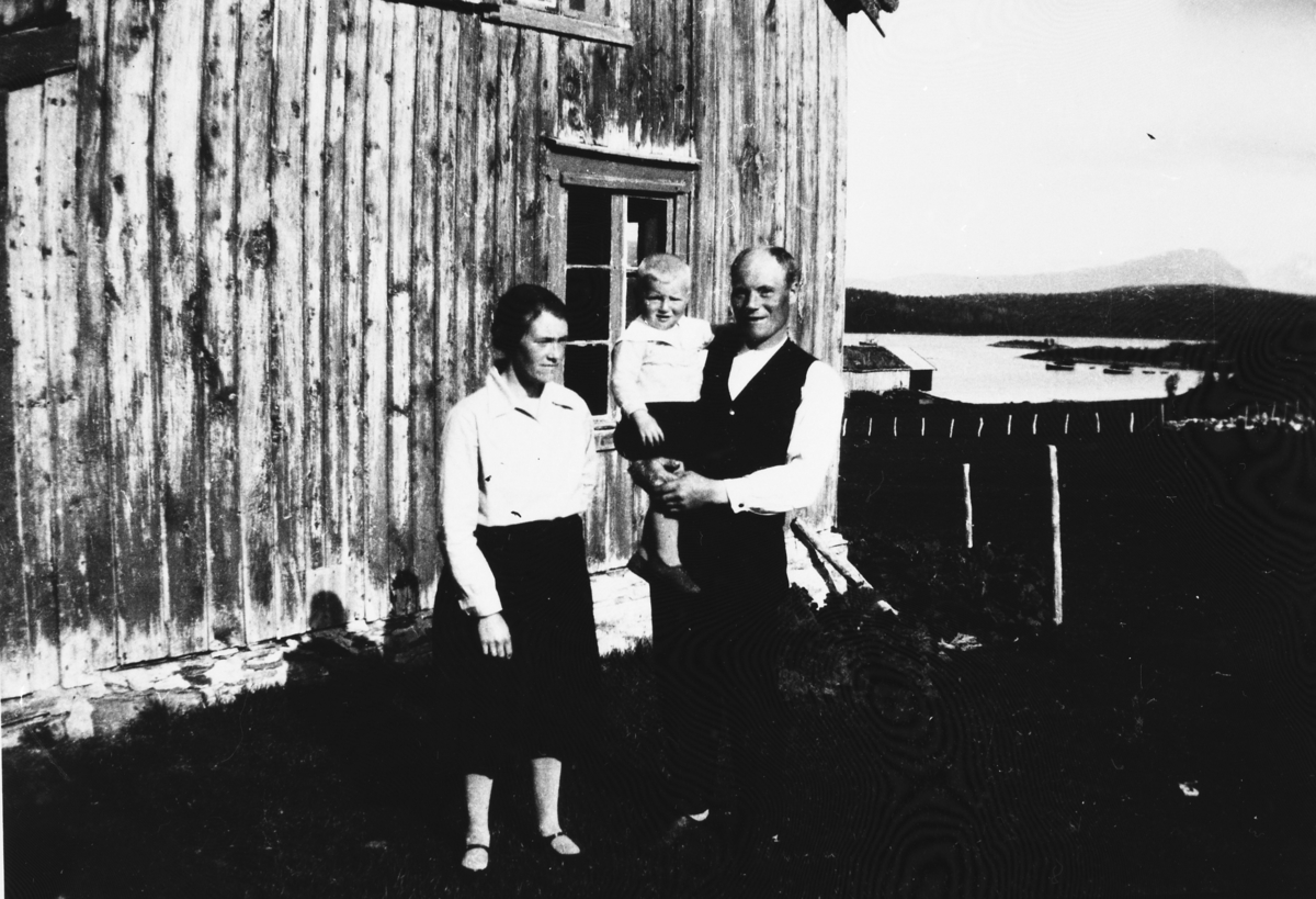 Ingeborg og Magnus Iversen med sønnen Osvald i Valvågen. -Midt-Troms ...