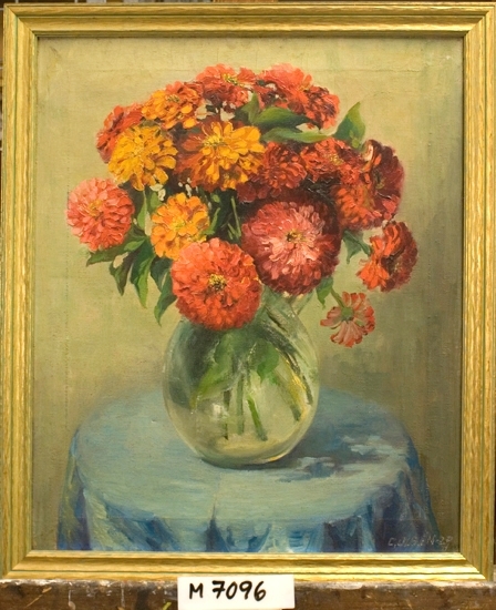 Oljemålning på duk.
Föreställande en rund glasvas med cinnior, stående på ett bord med en ljusblå duk.