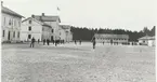 Karlsborg.  Infanterivolontärskolan , senare rekrytskolan för infanteriets officers-och reservofficersaspiranter. Mitten 1880-tal.Rakt fram gymnastik-och exercishuset, till höger vakthuset och arrestlokalen.