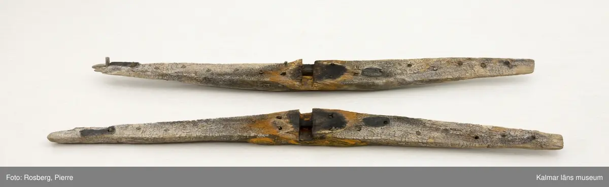 KLM 24283. Ankare, stockankare. Ankare av järn med ring, delvis lindad med tross. Tross som avlägsnats från ringen finns även sparad. Läggen är avbruten i två delar. Ankarstock av ek som består av två kraftiga trästycken som varit ihopnaglade med dymlingar. Ankaret och stocken förvaras numera separat.