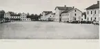 Karlsborg.  Infanterivolontärskolan , senare rekrytskolan för infanteriets officers-och reservofficersaspiranter.Befälsbyggnaden rakt fram, fick förlängning på husets gavlar 1887. den ena syns på husets högra sida.