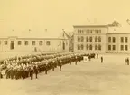 Göta livgarde I 2 uppställt på kaserngården vid besök av Italiens kronprins 1897.