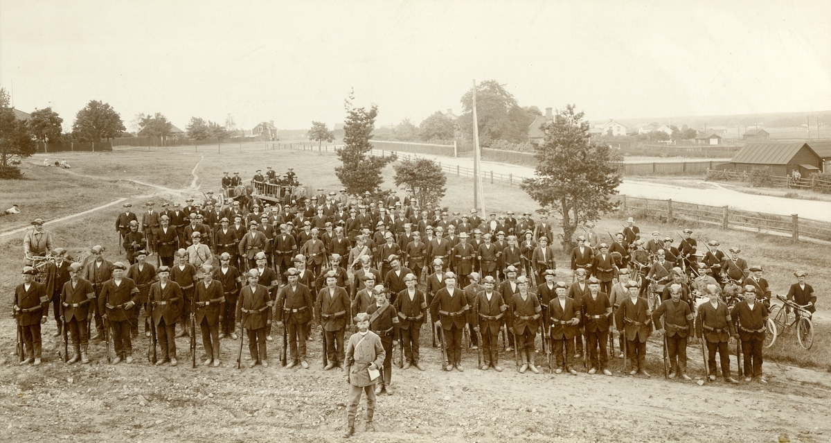 Landstormen samlad på Mohed med Major Sidén i spetsen 1914.