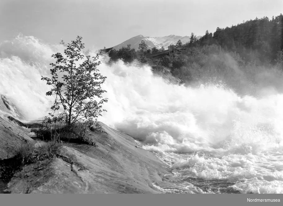 foss, elv, fjell. Datering er ukjent, men trolig omkring 1950 til 1960. Fra Nordmøre museums fotosamlinger, Myren-arkivet