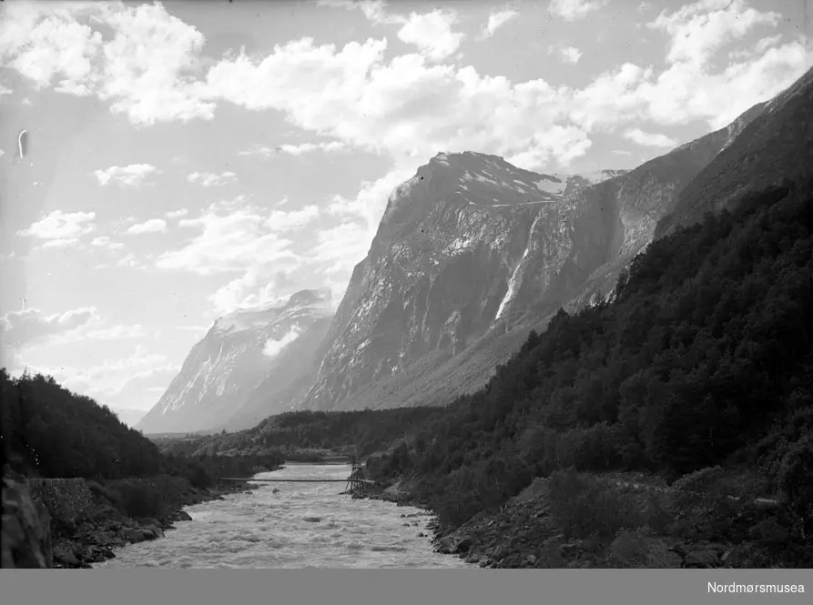 Bru over elv. Driva? Datering usikker. Fra Nordmøre museums fotosamlinger, Myren-arkivet.