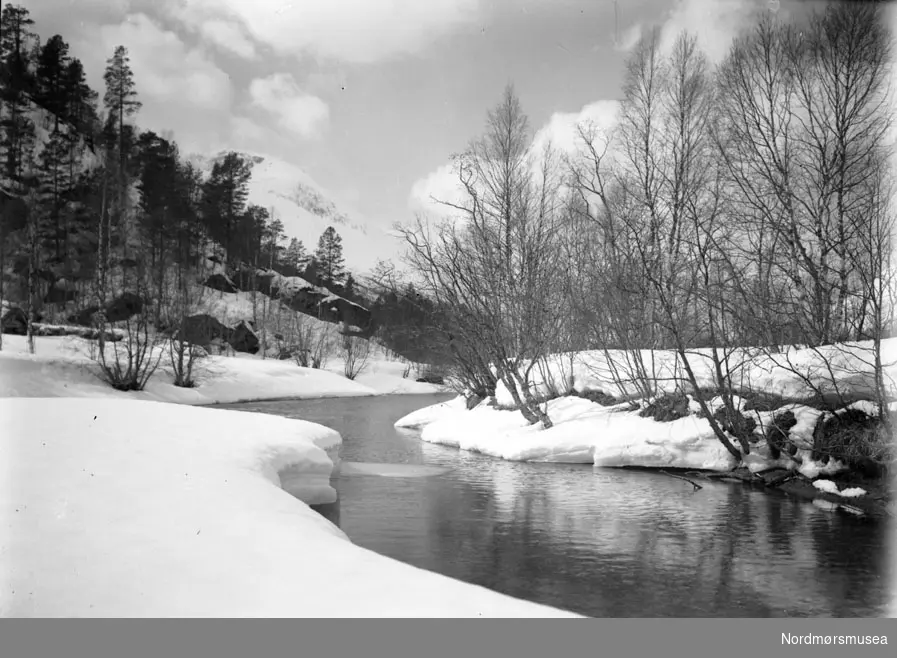 gard ved elv. snø. Datering usikker. Fra Nordmøre museums fotosamlinger, Myren-arkivet.