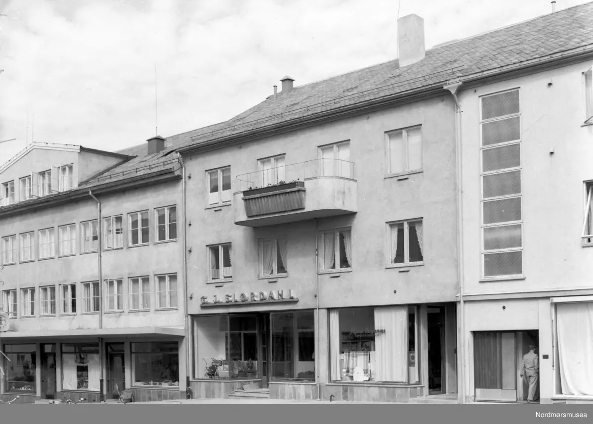 Foto fra G. J. Slørdahl sin butikk på Kirkelandet i Kristiansund, seinere fotograf Engvig. Slakter Røsberg til venstre. Fra Nordmøre Museum sin fotosamling, Williamsarkivet.
