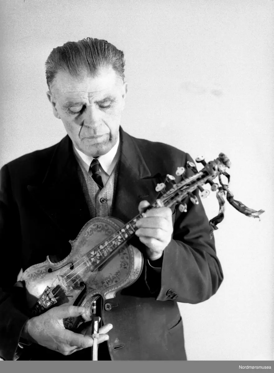 Nils Fredriksen Bakke (født 1887 på Oppdal, død 1969 i Kristiansund) var en norsk folkemusiker (fiolin og hardingfele), kjent for sitt virtuose spill.

Han arbeidet blant annet ved Løkken Verk og ved Gideon Motorfabrikk i Molde. På Løkken komponerte han den kjente valsen Draum til direktørens datter.  Han flyttet endelig til Kristiansund, der han ved Dødeladen på Innlandet drev undervisning, samt komponerte Markussvingen, Tahiti og Soloppgangen. I byen finner vi «Nils Bakkes vei», og der er avdekket en grav/minnesten om Bakke, og til anledningen forfattet Ingvar Hestnes et dikt.  Man finner elleve opptak av Bakke på platen Slåtter på vandring (Etnisk musikklubb, 2002). Etterkommeren Laila Yrvum har lagt komposisjonen Valsedraum til sitt album Se min ild (2006), samt hatt oppsetninger med Bakkes verker, i samarbeid med Helge Husby.
Referanser

   
    ^ Møte i kulturutvalgetved Kristiansund kommune (3.4.03) Arkivert 27. september 2007 hos Wayback Machine.
    ^ Latjo Drom, Nils Bakke Arkivert 18. mai 2015 hos Wayback Machine. bilde og omtale fra en utstilling ved Glomdalsmuseet, fra museumsnett.no

Fra Nordmøre museum sin fotosamling, Williamsarkivet.
