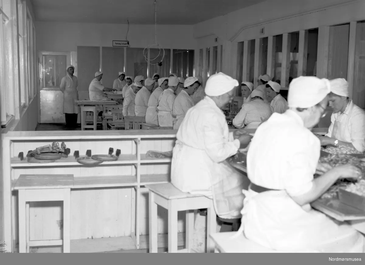 Fra Heides fabrikkanlegg på Bentnesset på Gomalandet i Kristiansund.  Her fra filetavdelingen.
 Fra Nordmøre museum sin fotosamling, Williamsarkivet.
