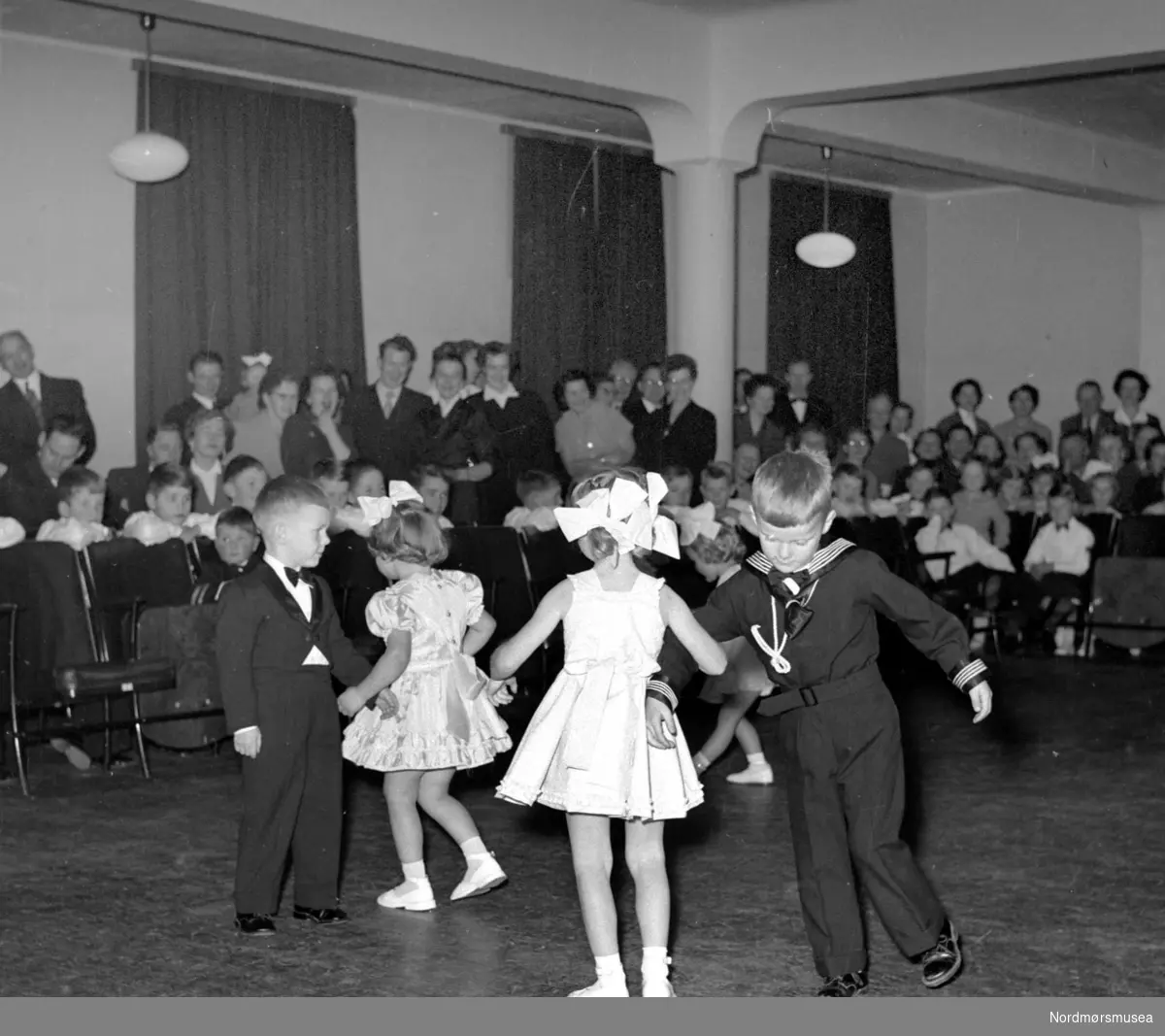 Trolig fra avsluttningsballet ved danseskolen for gutter og jenter i Kristiansund. Fra Nordmøre museums fotosamlinger. Williamsarkivet. EFR2015
