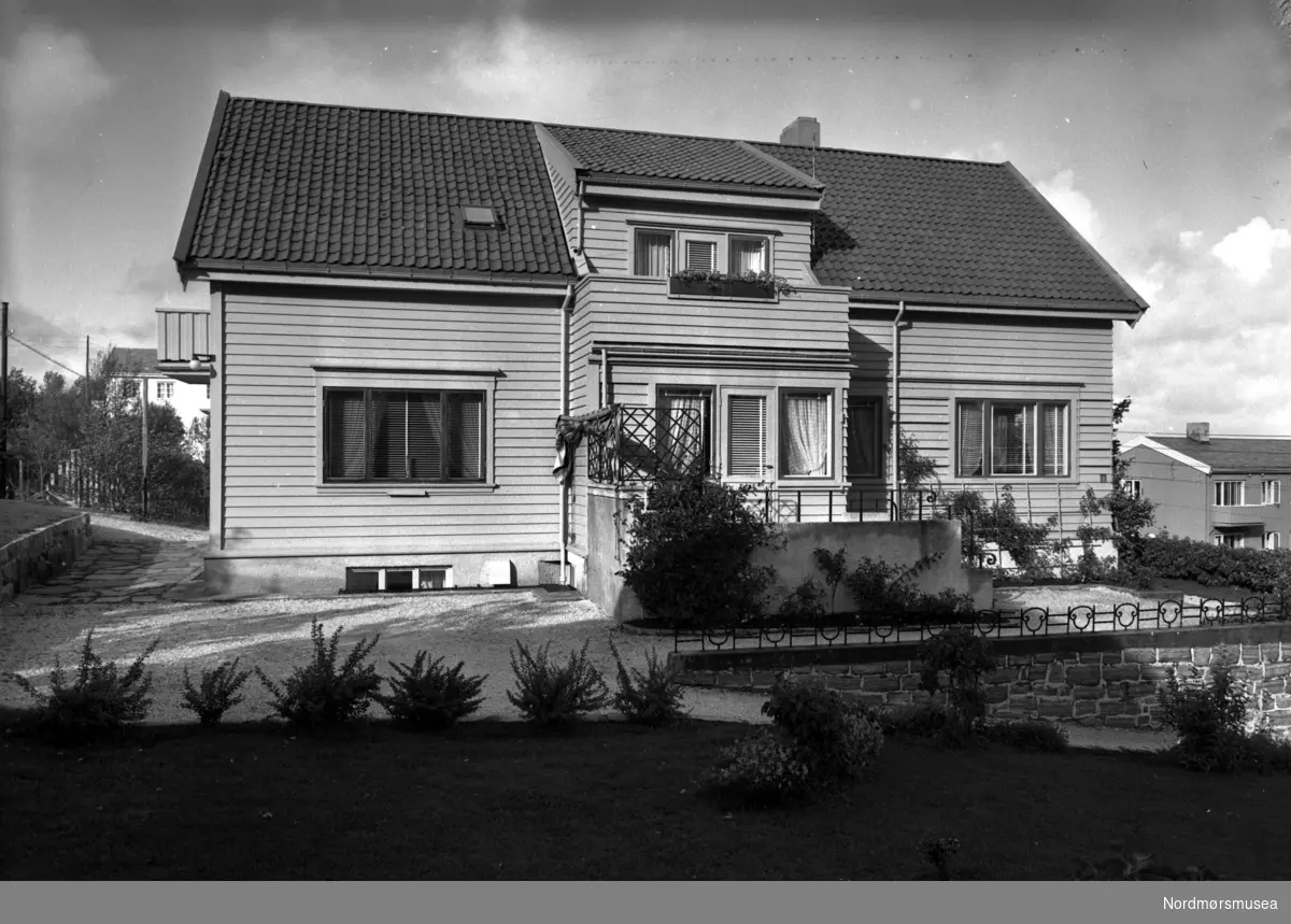 Eksteriør av hus og hage ved Harriet og Johs. Johannesens villa på St. Hanshaugen. Erstatning for deres bolig som ble ødelagt under bombingen av Kristiansund i 1940.
Fra Nordmøre museums fotosamlinger, Williamsarkivet.
