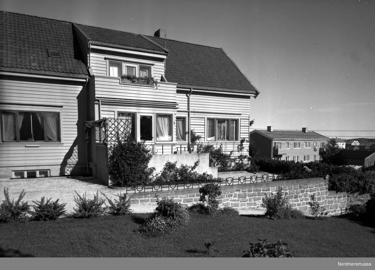 Harriet og Johs. Johannesens
villa i krysset ut mot Langveien på St. Haugen.
Fra Nordmøre museums fotosamlinger, Williamsarkivet.
