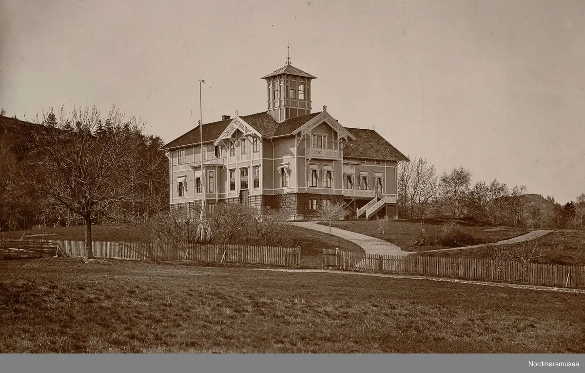 Ulleberg ved Larvik.

Lunden kloster er et katolsk kloster på Brobekk ved Linderud i Groruddalen i Oslo. Klosteret er et kvinnekloster og søstrene der er kontemplative dominikanerinner. Søsterkommuniteten har sitt utspring i et dominikanerinnekloster i Lourdes i Frankrike og ble grunnlagt av søstre derfra i 1951. 7. juni 1959 ble klosteret selvstendig (autonomt) fra moderklosteret. Selve klosterbygningene ble fullført i 1966 etter tegninger av arkitektene Gunnar og Sven Bjerke. Lunden gård ble kjøpt for private midler og gitt til klosterformål allerede før andre verdenskrig av Marie Knudtzon, men etableringen av klosteret ble forsinket av krigen. Søstrene ved Lunden kloster tilhører dominikanerordenens kontemplative gren (moniales) og står tilsluttet Fé;dé;ration Notre Dame des Pr&ecirc;cheurs som er en sammenslutning av tilsvarende klostre i Frankrike, Sveits og Norge. Pr. 2009 består kommuniteten av ni søstre fra Frankrike, Italia, Norge, Polen og Tyskland. Klosterets priorinne i flere perioder, senest fra fra 31. mars 2007, sr. Anne-Lise Strøm ble i 2008 tildelt Norske kirkeakademiers brobyggerpris.
Fra Normøre museum sin fotosamling, 




Marie Knudtzon (1879-1966) var siste direkte etterkommer etter storkonsulen Nicolay H. Knudtzon III i Kristiansund. Hennes foreldre var  NHKs bror Harald og NHKs datter Anna Knudtzon. Se Odd Williamsens bok om Knudtzon. Marie grunnla Lunden kloster (Øvre Lunden 5, 0598 Oslo) i 1951. Hennes fotosamling ble i 2010 overført til Nordmøre museum. Det eldste bildet er en daguerrotypi fra 1855. Etter storkonsulens hustru Carolines død i 1935 ble bolighusets inventar dels solgt og noe gikk i arv. NHKs datterdatter (og samtidig niese) Marie Knudtzon hentet et lastebillass med ";kostbarheter"; som seinere ble solgt i Oslo, for sammen med pengene for salget av Ulleberg gods i Larvik å finansiere Lunden katolske kloster. Deler av møblement og gjenstander unngikk på denne måten å bli ødelagt under bybrannen i 1940. Marie var et kreativt følelsesmenneske. Hun prøvde alt, fra sosietetsliv i Stockholm til usle kår i klostercella. Hun ga bort alt hun hadde, men ble lurt av svindlere ved salget av Ulleberg. Marie var opptatt av rasehunder. Hun var treskjærer, og har dekorert både Lunden kloster og St.Olavs katolske kapell på Stiklestad.   Fra Nordmøre museums fotosamling.

Fotosamlingen etter Marie Knudtzon består av ca. 350 bilder under lokalt nr KMb-2010-011.
