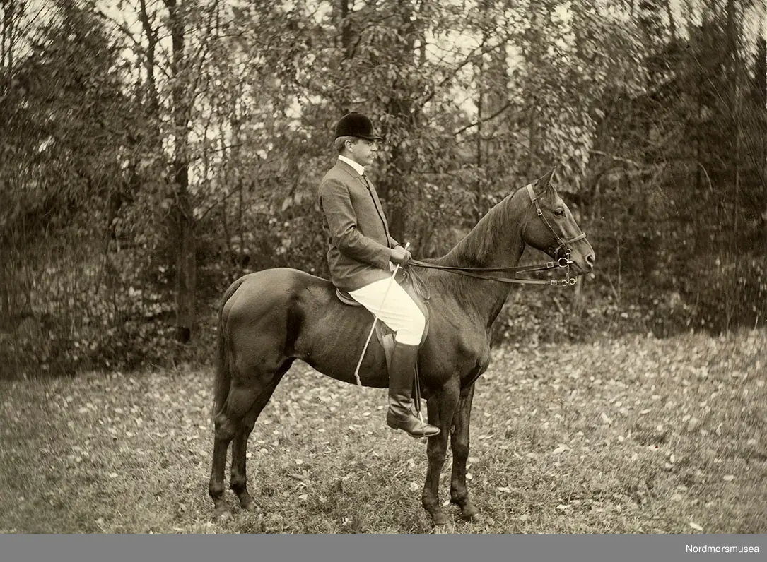 Bilde fra Marie Knudtzon (1879-1966) sin fotosamling. Hun var var siste direkte etterkommer etter storkonsulen Nicolay H. Knudtzon III i Kristiansund. Marie Knudtzon brukte sin formue til å finansiere bygging av Lunden kloster i Oslo. Hennes fotosamling ble i 2010 gitt i gave til Nordmøre museum. Fotosamlingen etter Marie Knudtzon består av ca. 350 bilder under lokalt nr KMb-2010-011. Se bilde nr KMb-2010-011.0001 for mer biografi. Fra Normøre museum sin fotosamling,
