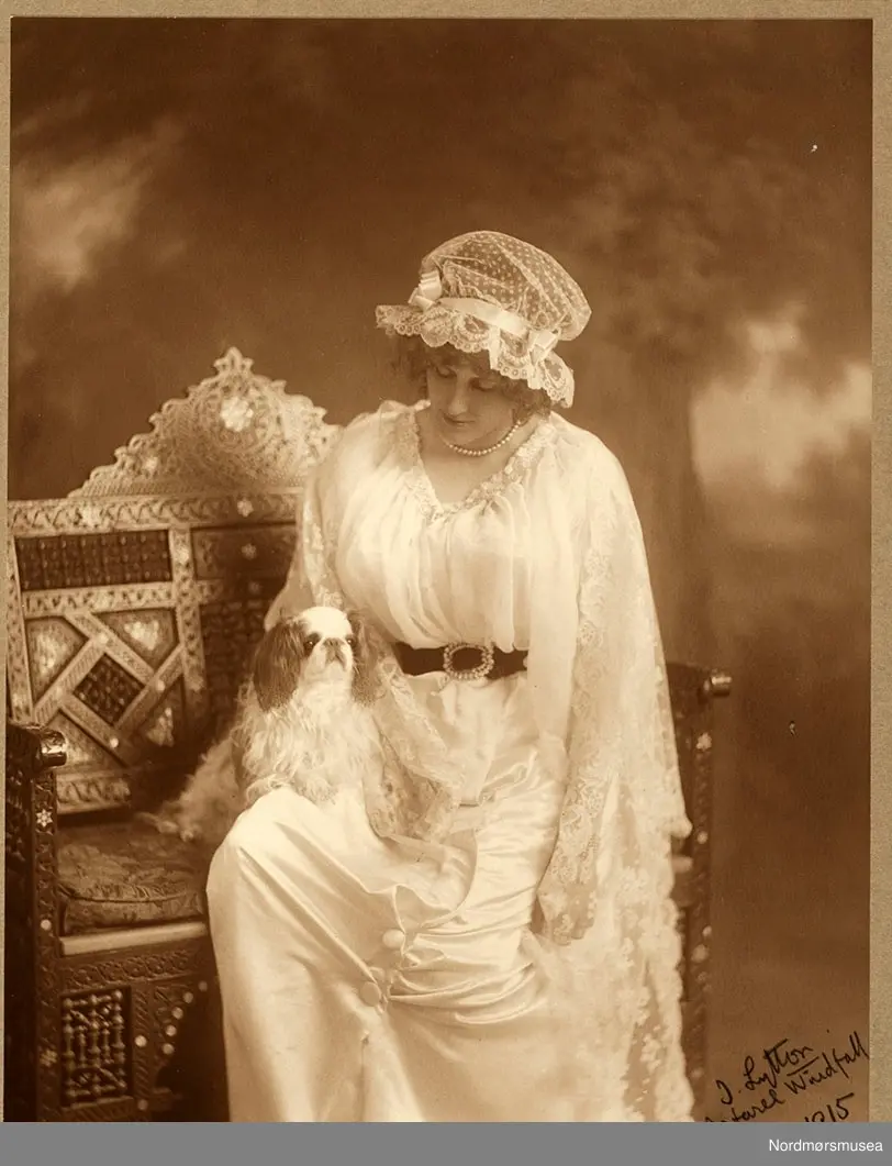 Britisk venninne. Bilde fra Marie Knudtzon (1879-1966) sin fotosamling. Se bilde nr KMb-2010-011.0001 for mer biografi. Fra Nordmøre museum sin fotosamling,
