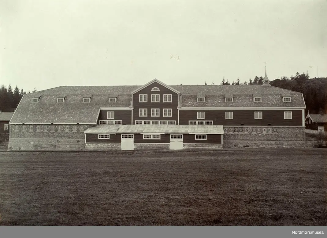 
Bilde fra Marie Knudtzon (1879-1966) sin fotosamling. Se bilde nr KMb-2010-011.0001 for mer biografi. Fra Nordmøre museum sin fotosamling.
