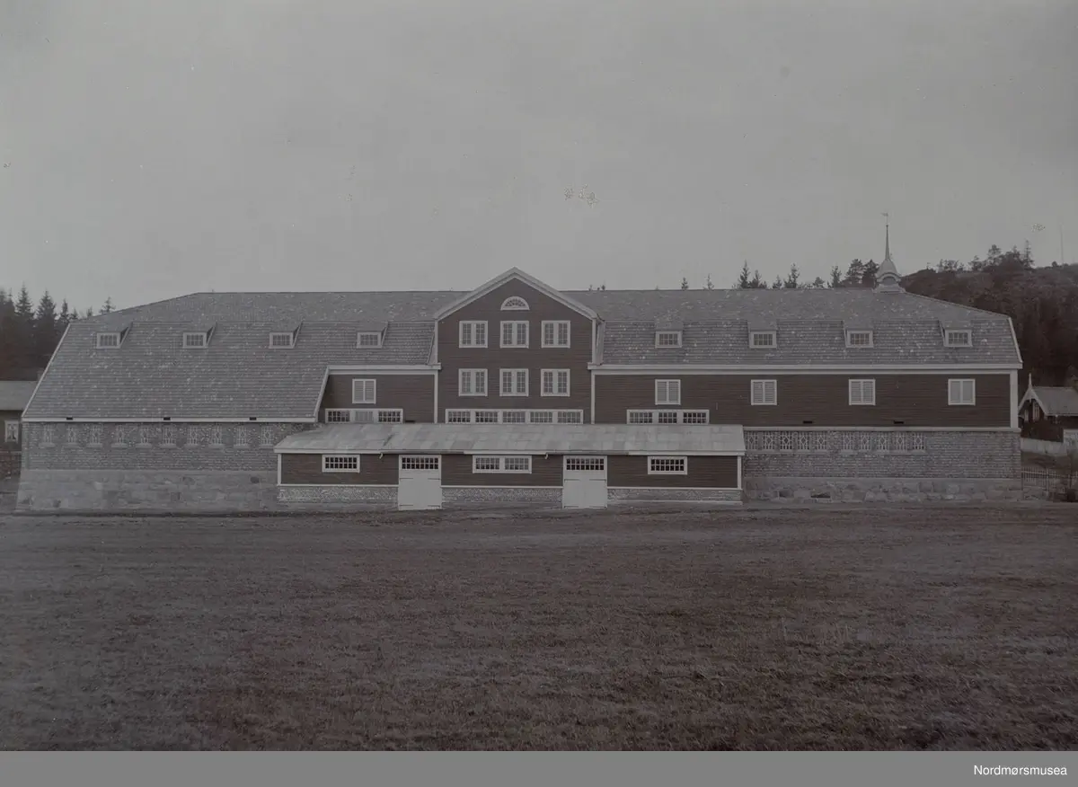 
Bilde fra Marie Knudtzon (1879-1966) sin fotosamling. Se bilde nr KMb-2010-011.0001 for mer biografi. Fra Nordmøre museum sin fotosamling.
