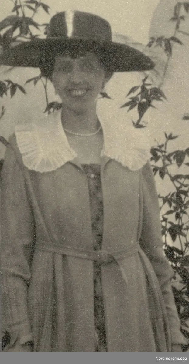 
Bilde fra Marie Knudtzon (1879-1966) sin fotosamling. Se bilde nr KMb-2010-011.0001 for mer biografi. Fra Nordmøre museum sin fotosamling.
