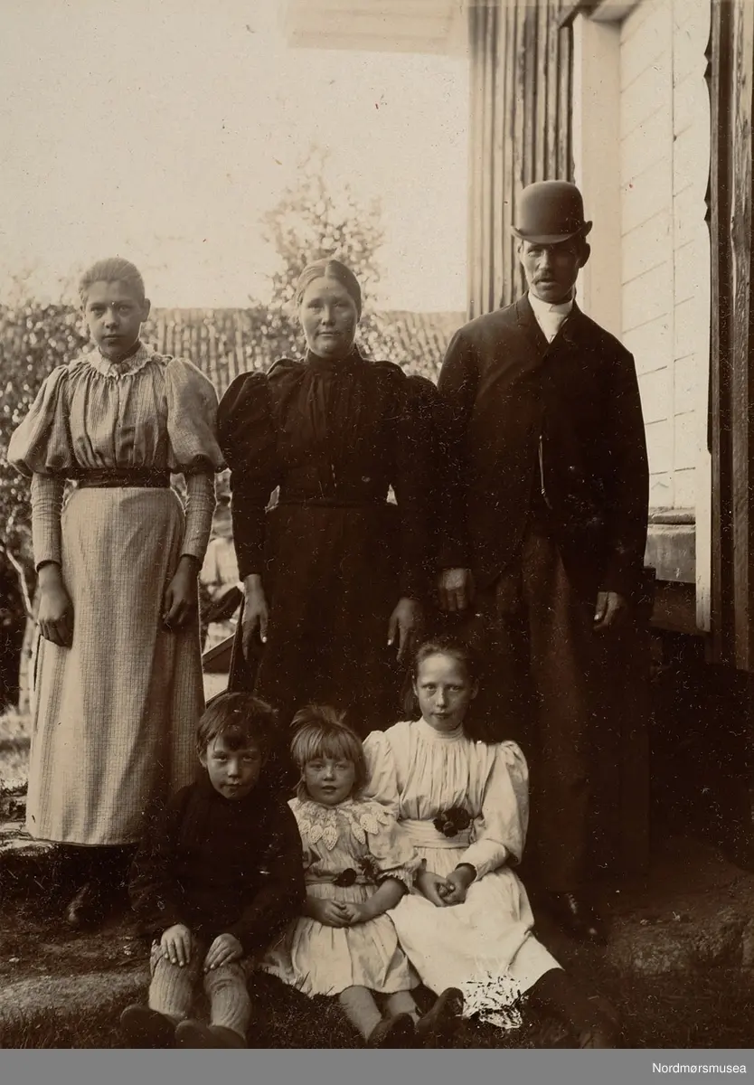 tjenerfamilie på Ulleberg?
 Bilde fra Marie Knudtzon (1879-1966) sin fotosamling. Se bilde nr KMb-2010-011.0001 for mer biografi. Fra Nordmøre museum sin fotosamling.

