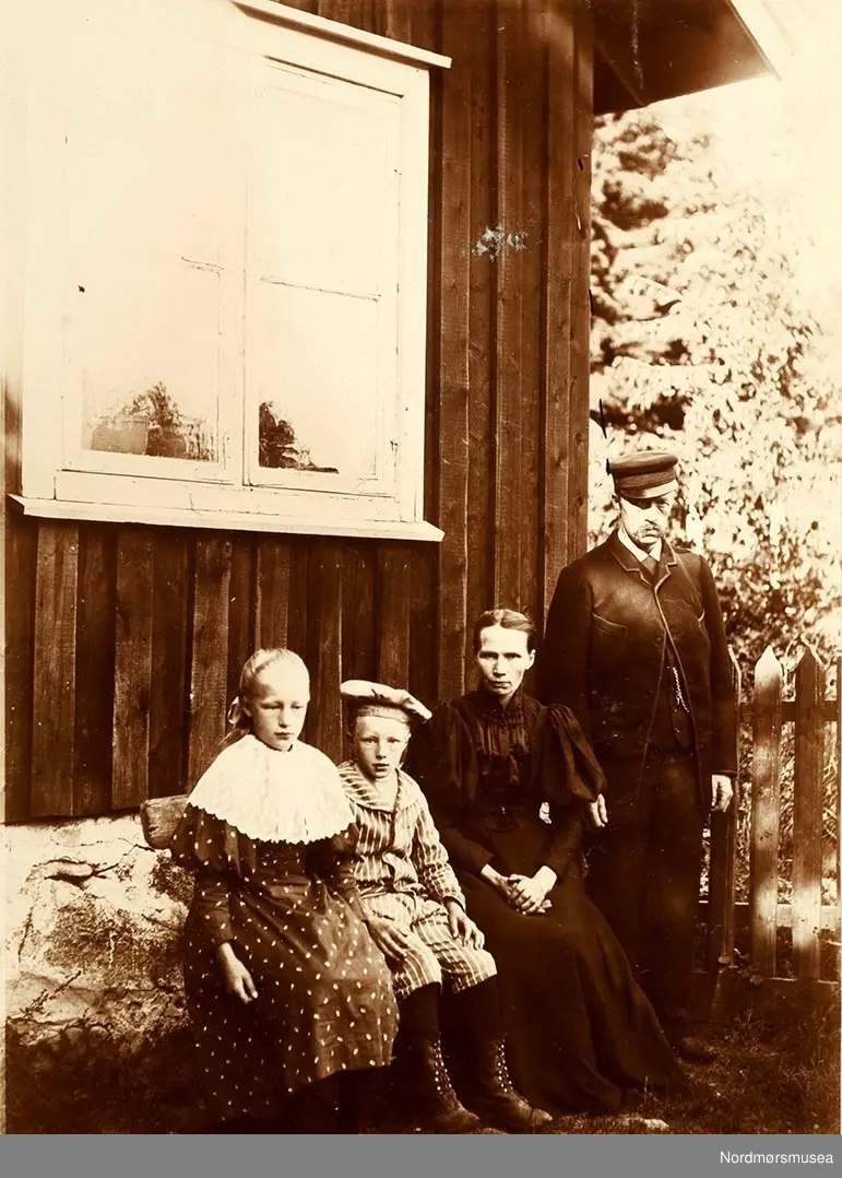 tjenerfamilie på Ulleberg.
 Bilde fra Marie Knudtzon (1879-1966) sin fotosamling. Se bilde nr KMb-2010-011.0001 for mer biografi. Fra Nordmøre museum sin fotosamling.
