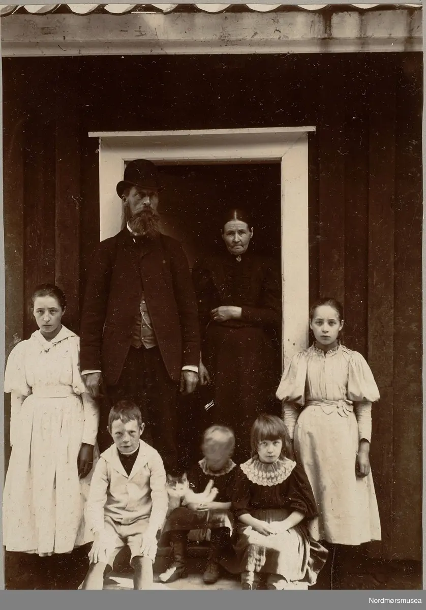 Tjenerfamile på Ulleberg.
 Bilde fra Marie Knudtzon (1879-1966) sin fotosamling. Se bilde nr KMb-2010-011.0001 for mer biografi. Fra Nordmøre museum sin fotosamling.

