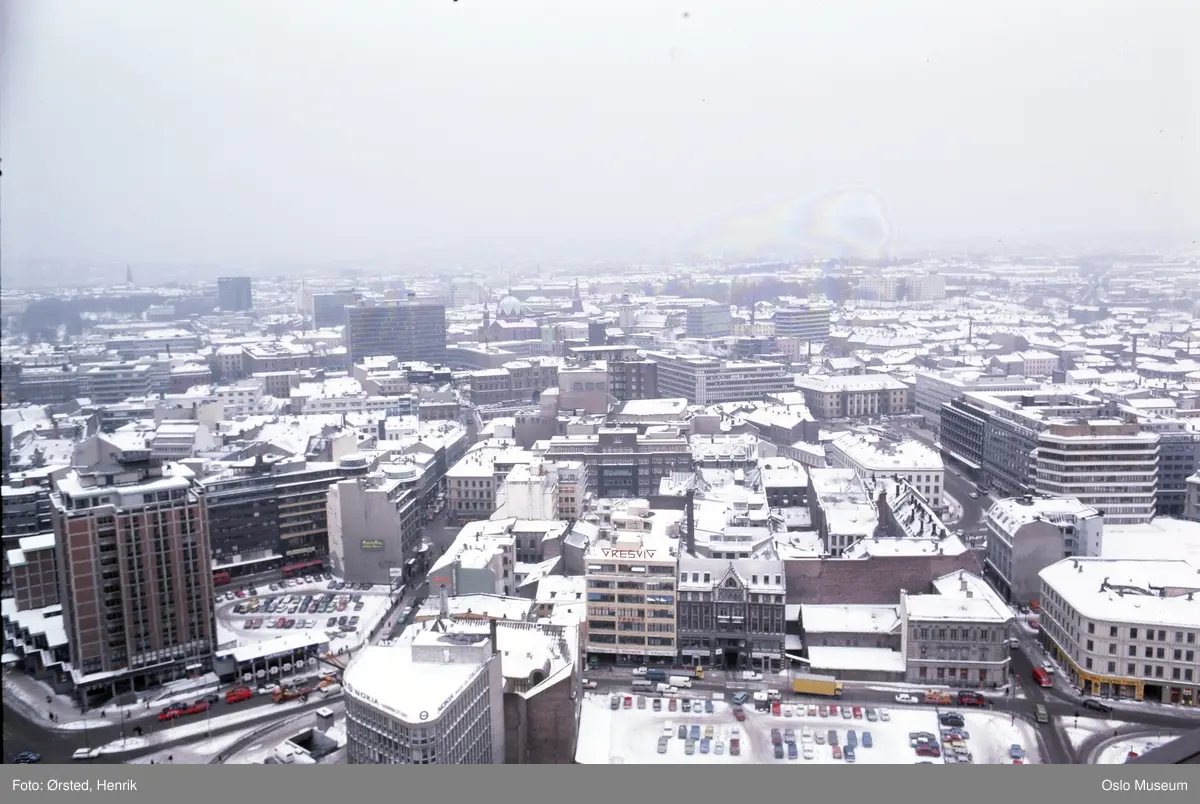 utsikt, Hotell Viking, kontorbygninger, forretningsgårder, byggetomter, parkeringsplasser, biler, trafikk,Torggata bad, Regjeringskvartalet, Høyblokken, Trefoldighetskirken