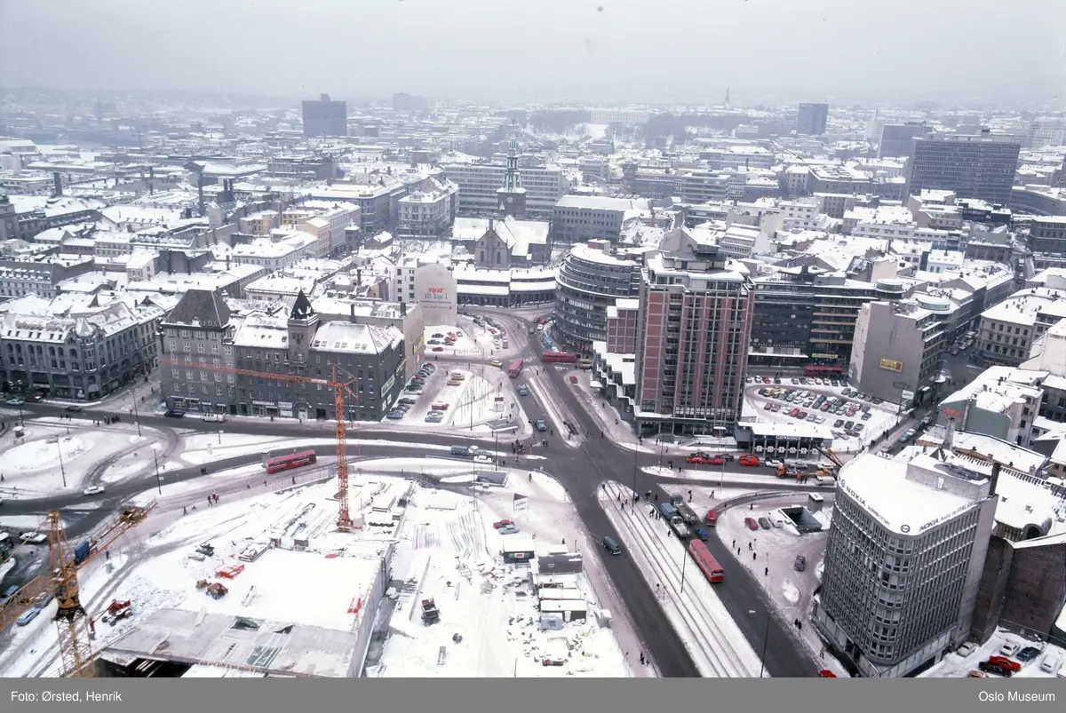 utsikt, Hotell Viking, kontorbygninger, forretningsgårder, byggetomter, parkeringsplasser, biler, trafikk, Oslo Domkirke, regjeringskvartalet, høyblokken