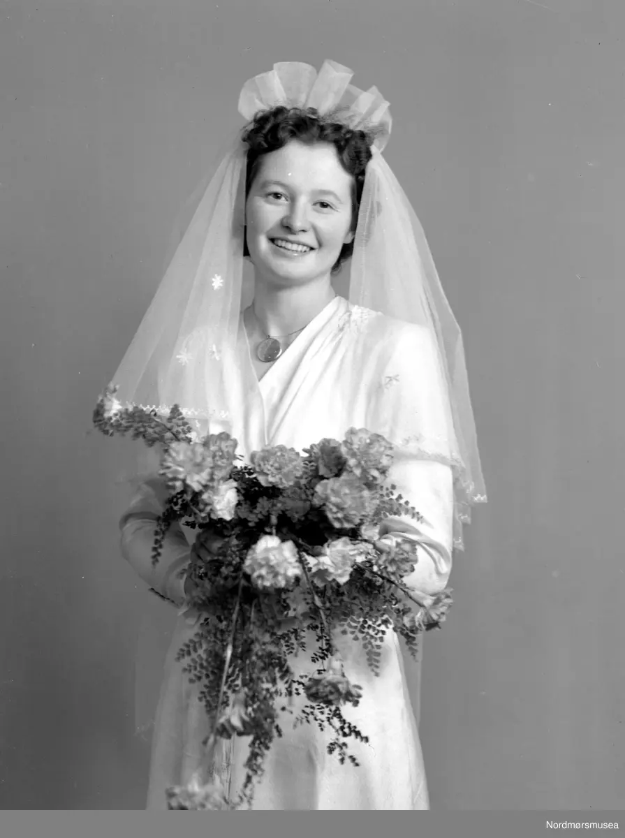 Borghild Solli Sortdal. Brudefoto. Fra Nordmøre museums fotosamlinger (Halås-arkivet). (Reg: EFR2013/MBL2014.)

