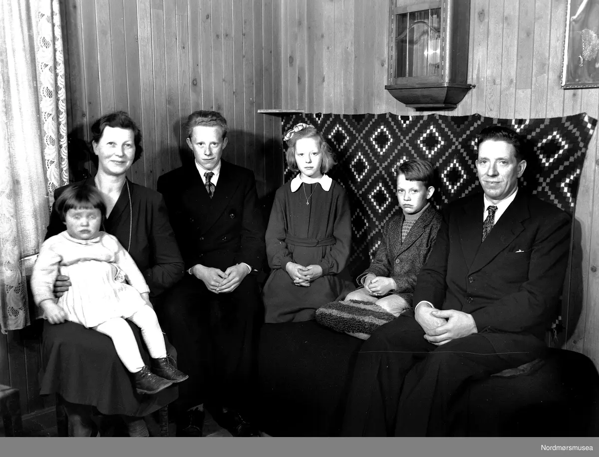 Olav og Jenny Røv med barn. Solveig, Ole, Erling og Else. Gruppebilde av en familie. Fra Nordmøre museums fotosamlinger (Halås-arkivet). (Reg: EFR2013/MBL2014.)
