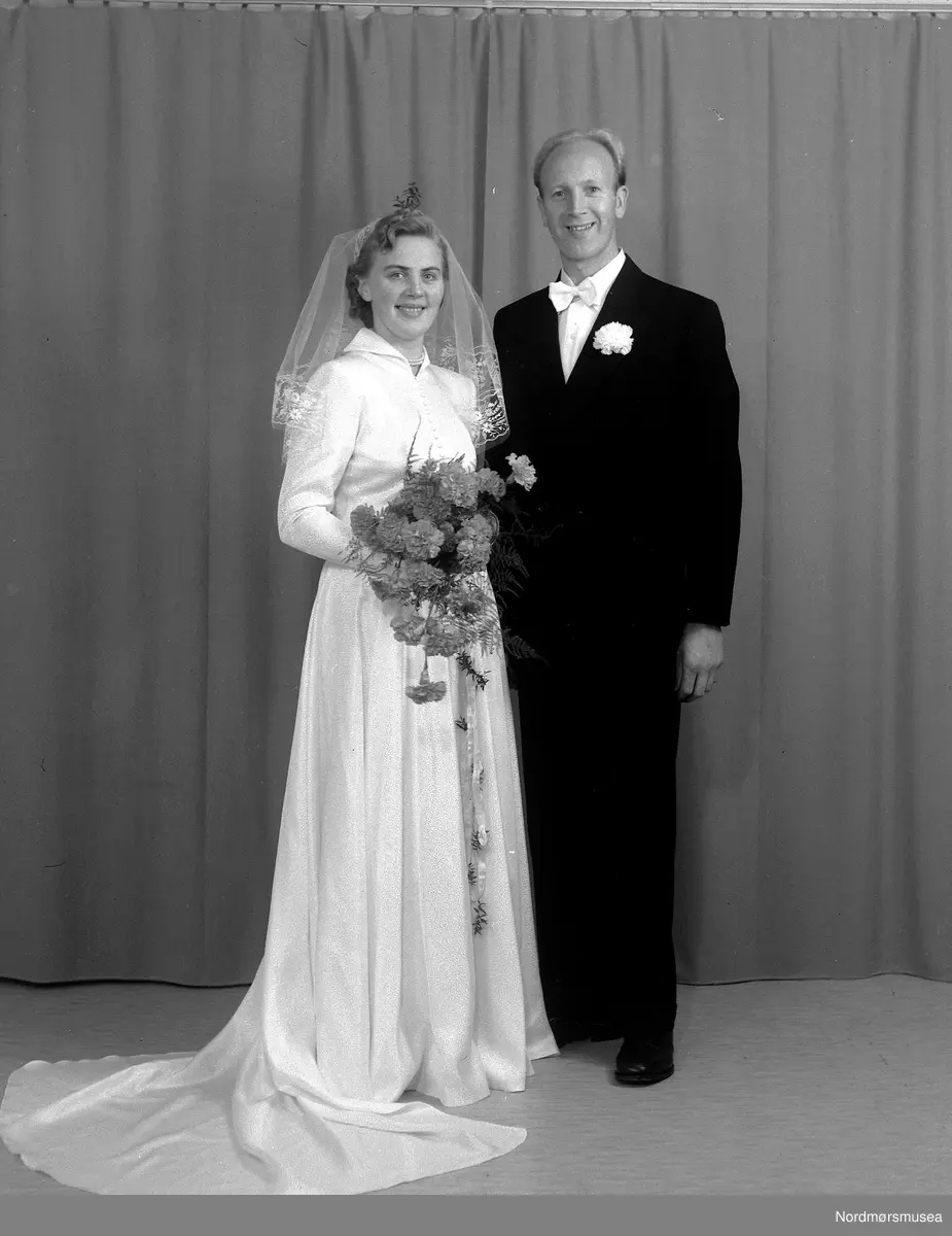 Marit Brekke Hegerberg og Marvin Hegerberg. Portrettbilde av et brudepar. (Info: Ikke Målfrid, men Marit Brekke Hegerberg. info fra:
Helge Hegerberg). - 
Fra Nordmøre museums fotosamlinger (Halås-arkivet). (Reg: EFR2013/MBL2014.)