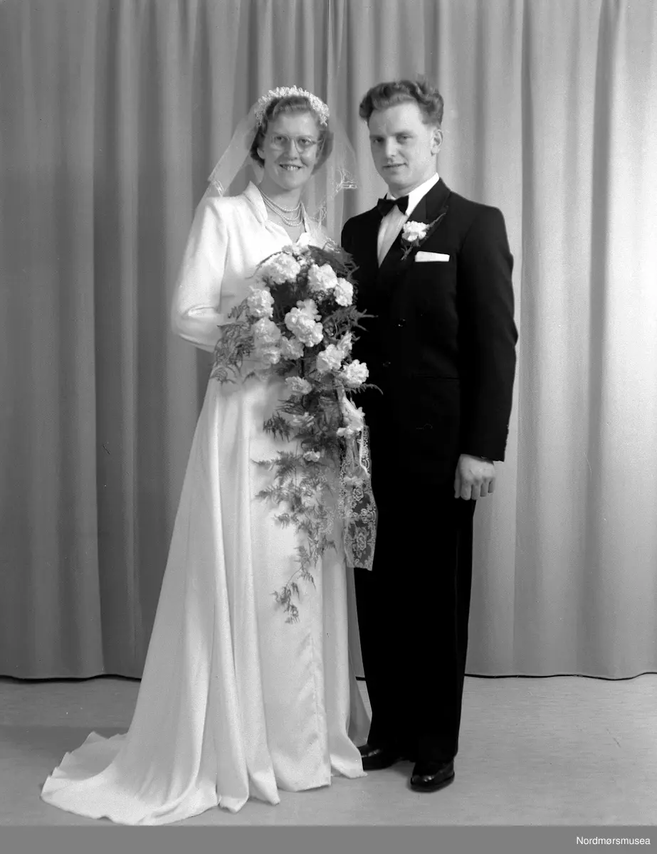 Borghild Hanem Slørdahl og Egil Slørdahl. Portrettfoto av et ektepar. Fra Nordmøre museums fotosamlinger (Halås-arkivet). (Reg: EFR2013/MBL2014.)
