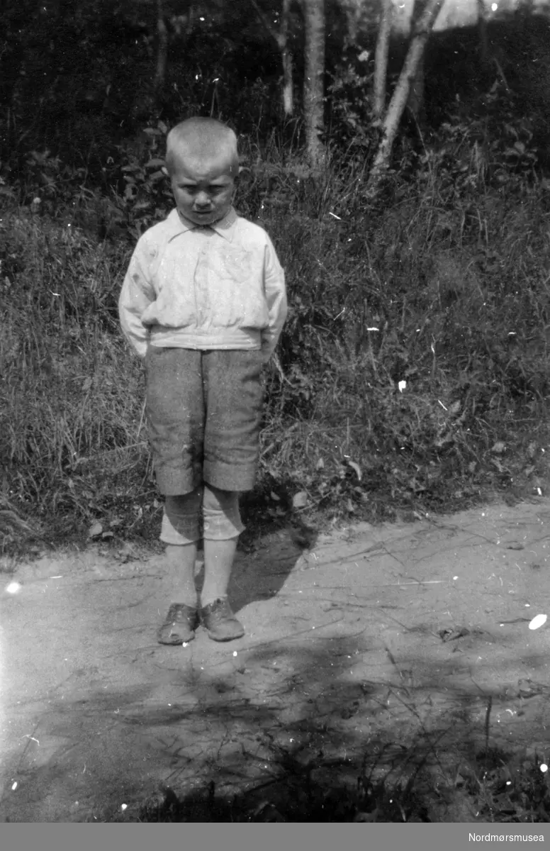 Wilhelm Rosenlund fra Levanger, nevø av Ole Molan sen. på besøk i Kristiansund 1927. Fra Nordmøre Museums fotosamlinger.
