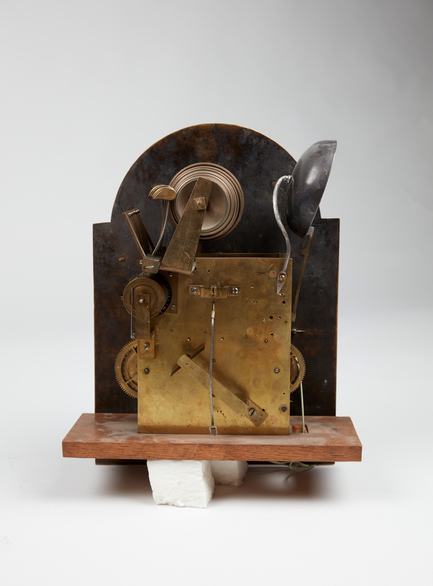 Gulvur i antatt sekundær kasse. Buet toppstykke med brutt gavl og vinduer til urverket på sidene. Rektangulær hoveddel med svungen sokkel nederst. Toppstykket dekorert med utskåret gitterverk øverst samt tre kuler på gesimsen og søyler på hver side av lysåpningen. Hoveddelen av kassen med pendeldøren er udekorert, sokkelen dekorert med utskåret gitterverk samt blader (akantus) på sidene og musling på midten nederst. Hele kassen malt ensfarget rød, kulene på gesimsen er sorte.

Urverk av messing forsynt med spillverk med elleve bjeller (visstnok til to melodier) samt én timeslagbjelle. Støpt dekor i tallskivens hjørner, hovedsakelig bladverk og c-formede ornamenter i et intrikat mønster. Midtfeltet er finhamret uten annen ornamentikk. Forsølvet timering og stjerneformet sekundring samt navneplate med signatur øverst og datoring som vises over sekstallet nederst.