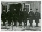 Uppställning framför vaktstuga 1910.