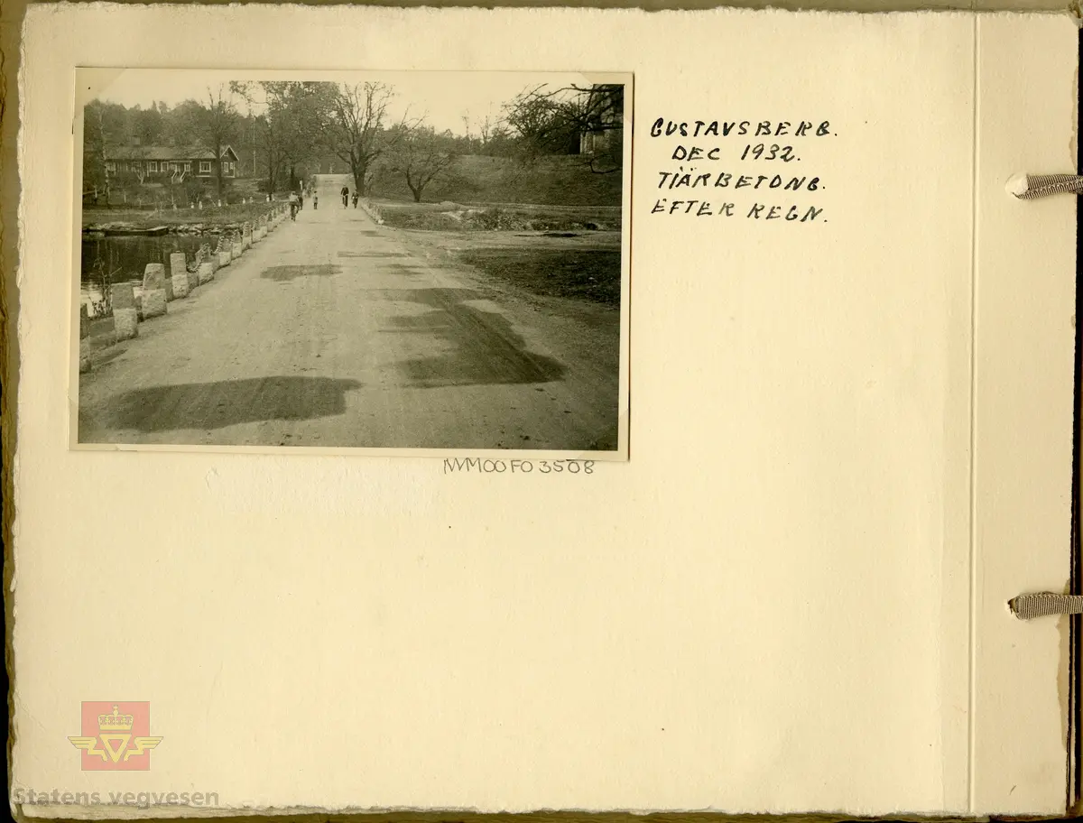 Album "Till Veidirektør Andreas Baalsrud,  Fr. A.S.W. Odelberg, Gustavsberg, Sverige. Oslo 4 feb 1933. Försök: Tiärinbränkt grusbana. 1932". Informasjon til bildene er skrevet for hånd. Innholdet i albumet viser tjærebehandling av veger i Sverige. Ref. til tre artikler i "Meddelelser av Veidirektøren", Nr. 11-November 1933. "Om tjærebehandling av veier, særlig med henblikk på den nye svenske metode," av avdelingsingeniør Axel Keim, side 163. "Billige  veidekker. Beretning om en studietur til Sverige og Danmark", av ingeniør Th. Resen-Fellie, side 168. Og på samme side fortsetter artkkelen  "Tjærebehandling av veier i Sverige", som er omtalt fra dette album. En ny metode for tjærebehandling av svenske grusveger er kort beskrevet I "Meddelelser fra Veidirektøren", Nr. 8-August 1932, side 130, og som knyttes til de andre artiklene.  Se vedlegg i nedlastinger.